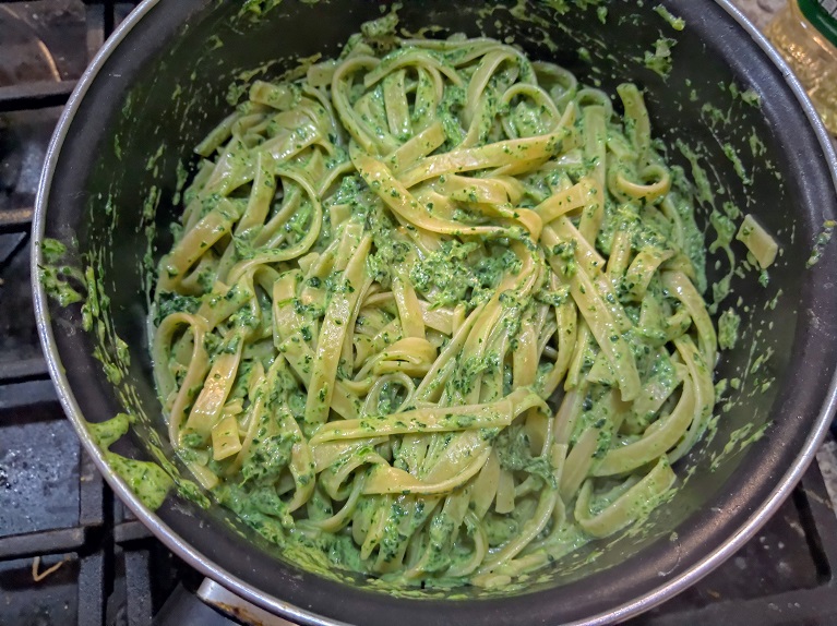 Fetuccini en pesto de espinaca